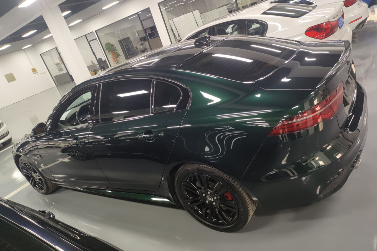 捷豹XEL 2024款 2.0T 250PS R-DYNAMIC S耀黑运动版车身外观4