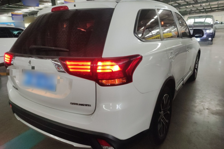 三菱 欧蓝德 2018款 2.0L 两驱荣耀版 5座车身外观7