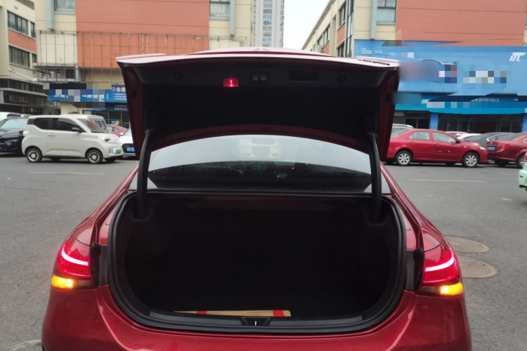 奔驰A级 2019款 A 180 L 运动轿车机舱底盘23