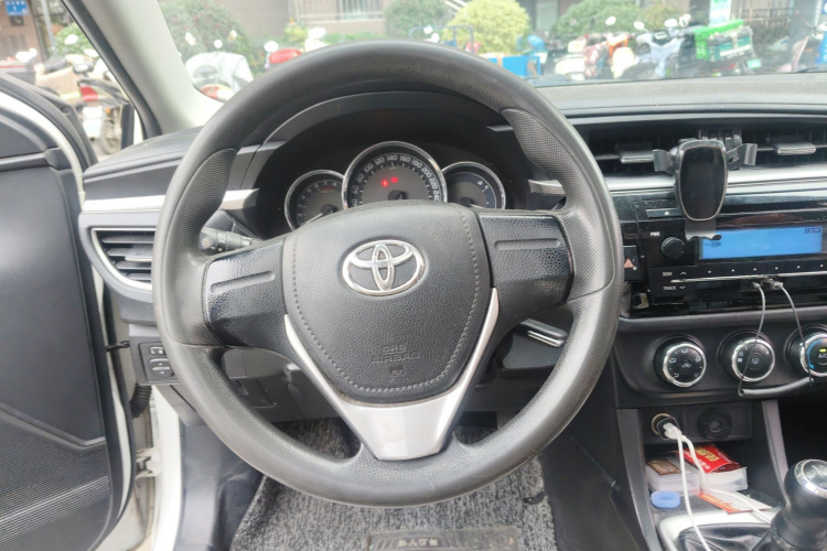 丰田 雷凌 2014款 1.6G 手动精英版中控内饰13