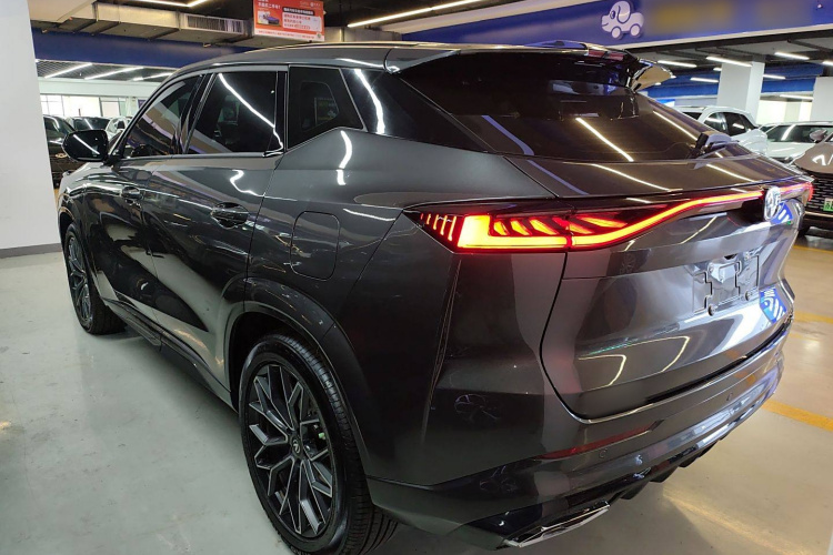 长安UNI-Z 2025款 1.5T 豪华型车身外观4