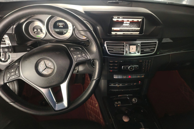 奔驰E级 2014款 E 300 L 运动型中控内饰7002