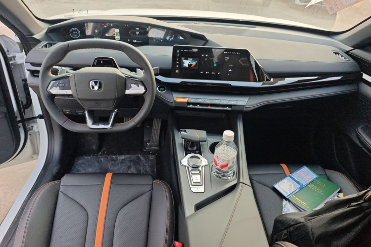 长安UNI-V 2024款 1.5T 尊贵型中控内饰12