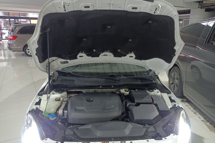 沃尔沃V40 2016款 T3 智逸版机舱底盘24