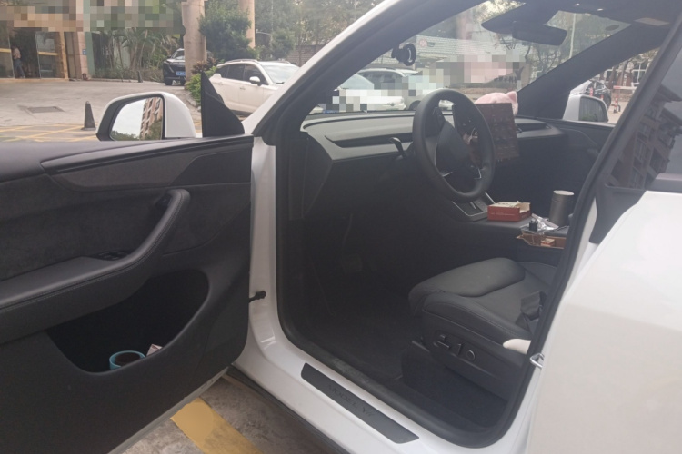 特斯拉 Model Y L 2025款 长续航全轮驱动版中控内饰20