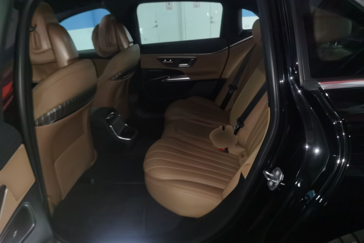 奔驰E级新能源 2024款 E 350 e L 插电式混合动力轿车中控内饰7004