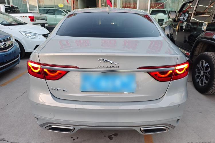捷豹XFL 2024款 2.0T P250 两驱尊享豪华版车身外观6