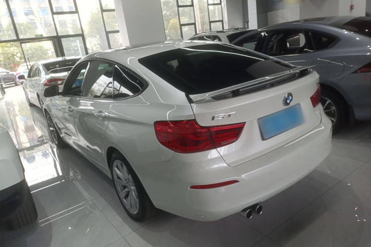 宝马3系GT 2019款 320i 时尚型车身外观4