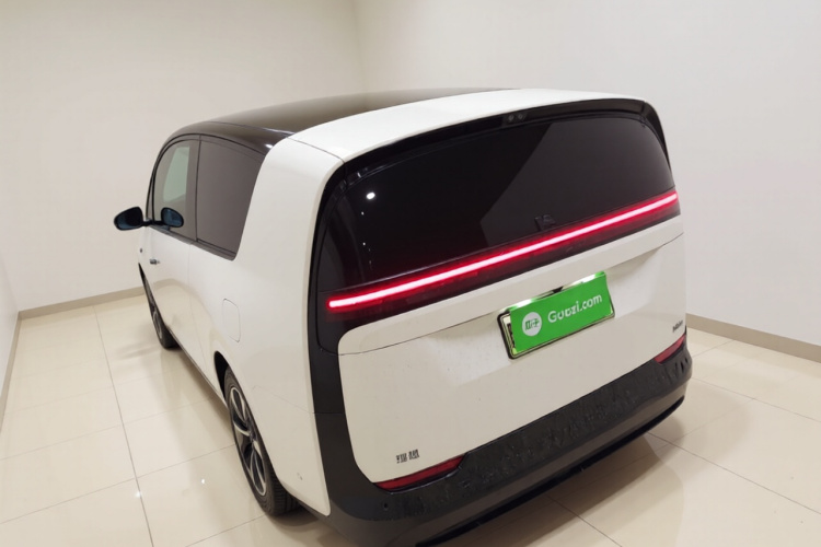 理想汽车 理想MEGA 2024款 Ultra车身外观5