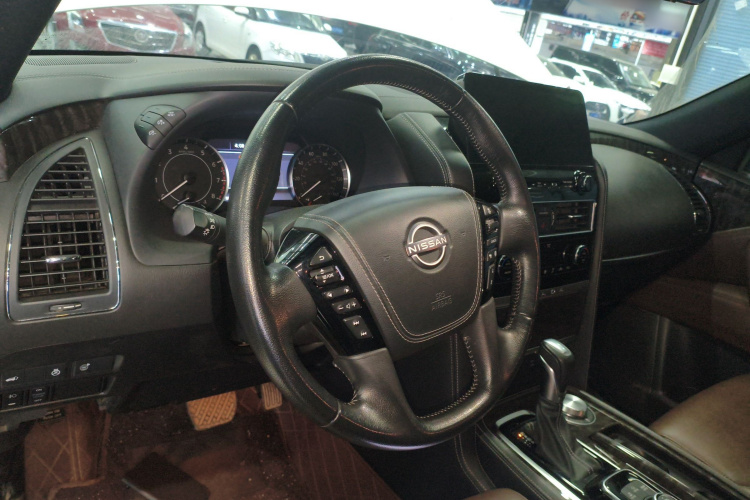 日产 途乐（平行进口） 中控内饰13