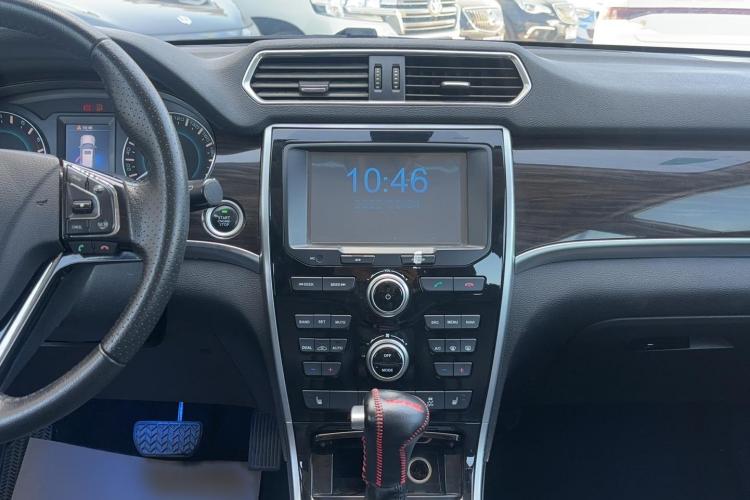 哈弗H2 2016款 红标 1.5T 自动两驱豪华型中控内饰16