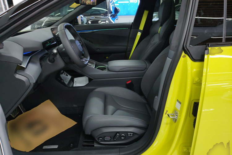 小鹏P7 2025款 702 长续航 Ultra中控内饰19