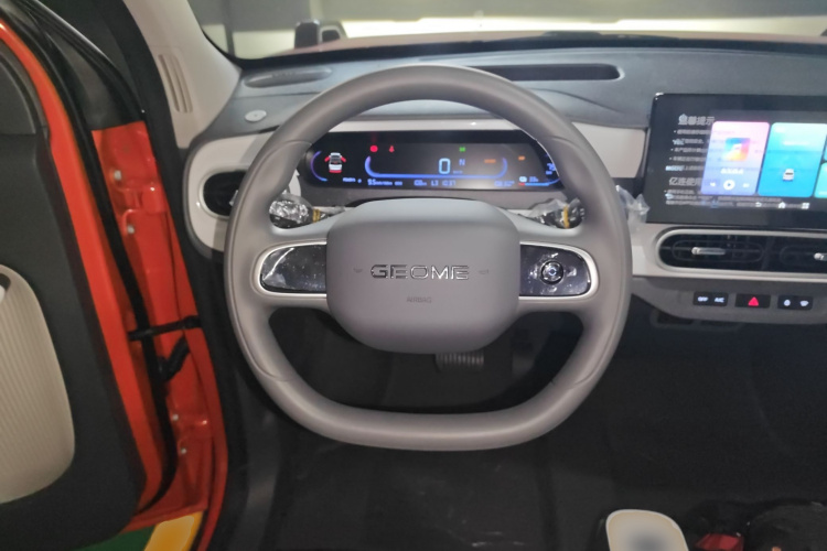 吉利银河 2025款 210km 熊猫骑士中控内饰13