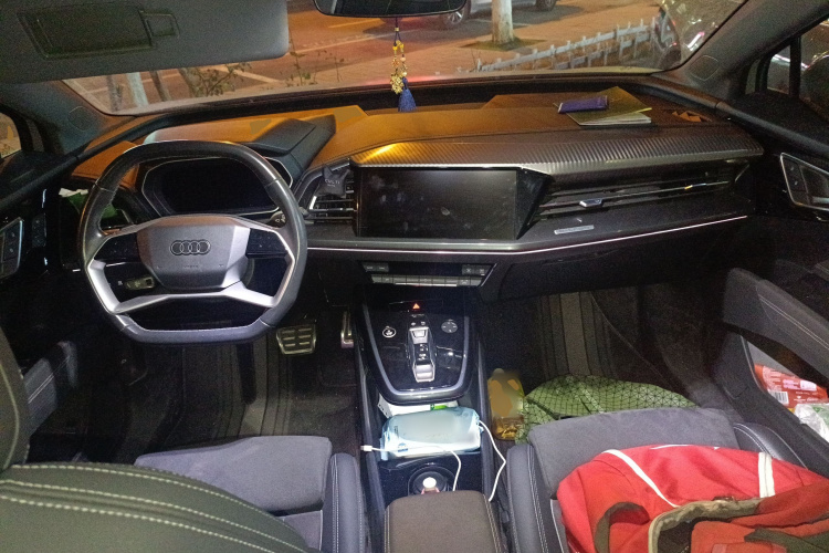 奥迪Q4 e-tron 2022款 50 e-tron quattro 创境版中控内饰12