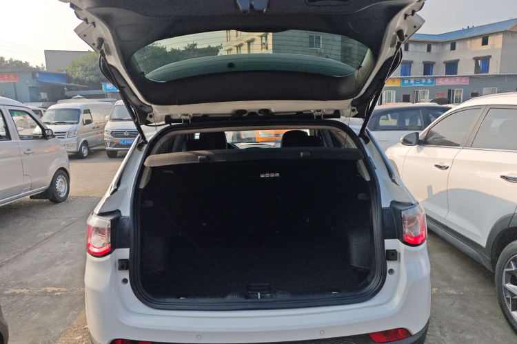 Jeep 指南者 2019款 220T 自动家享版机舱底盘23