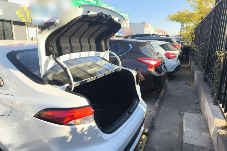 丰田 雷凌 2021款 双擎 1.8H E-CVT领先版机舱底盘23