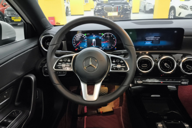 奔驰A级 2020款 改款二 A 180 L 运动轿车中控内饰13