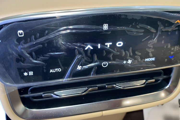 鸿蒙智行 问界M8 2025款 增程 Max+版 53.4kWh 6座版中控内饰7004