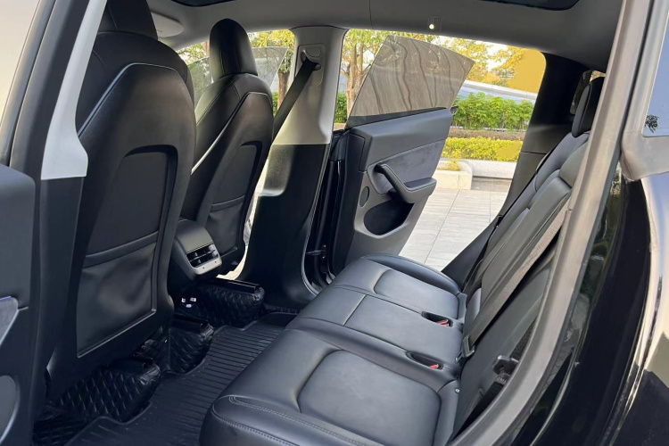特斯拉 Model Y 2022款 长续航全轮驱动版中控内饰7003