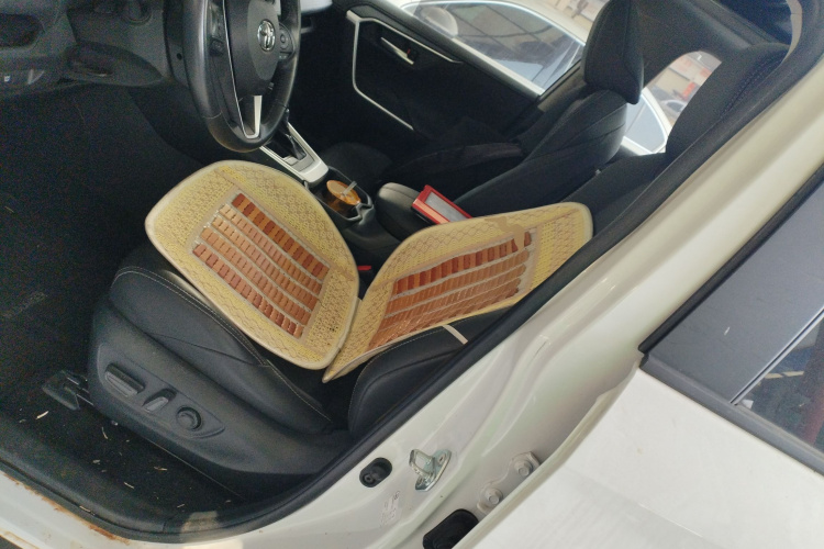 丰田 威兰达 2024款 双擎 2.5L E-CVT两驱豪华PLUS版局部细节19