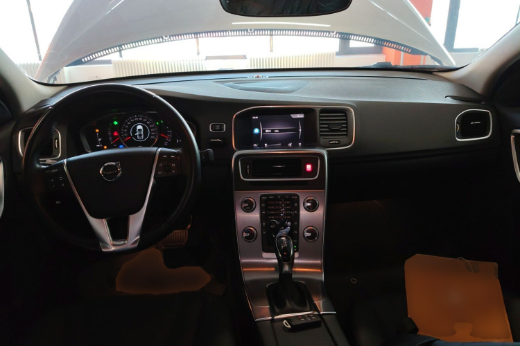 沃尔沃S60 2019款 S60L T3 智进版中控内饰12