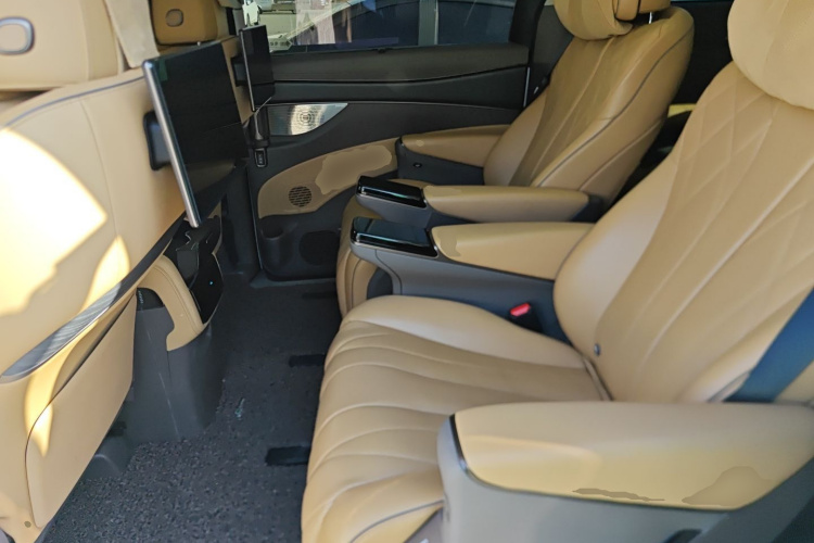 腾势D9 2024款 DM-i 980 四驱旗舰型中控内饰7004