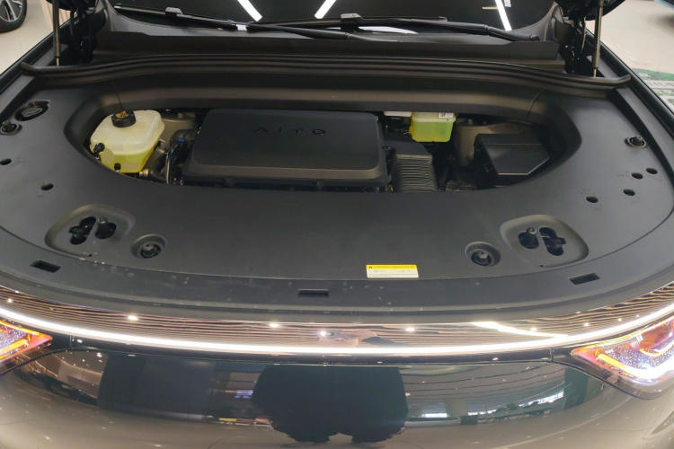 鸿蒙智行 问界M8 2025款 增程 Max+版 53.4kWh 5座版机舱底盘24