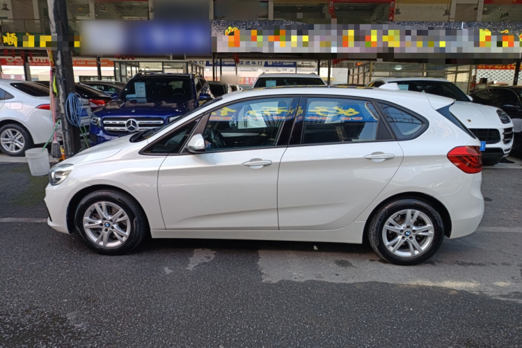 宝马2系多功能旅行车 2015款 218i 领先型车身外观4