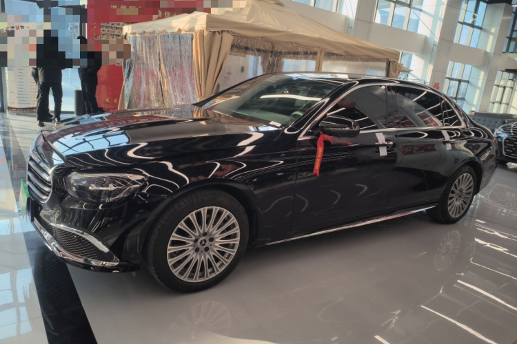 奔驰E级 2023款 E 300 L 运动时尚型车身外观4