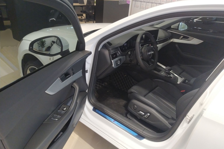 奥迪A4L 2025款 200万辆悦享版 40 TFSI 时尚动感型中控内饰20