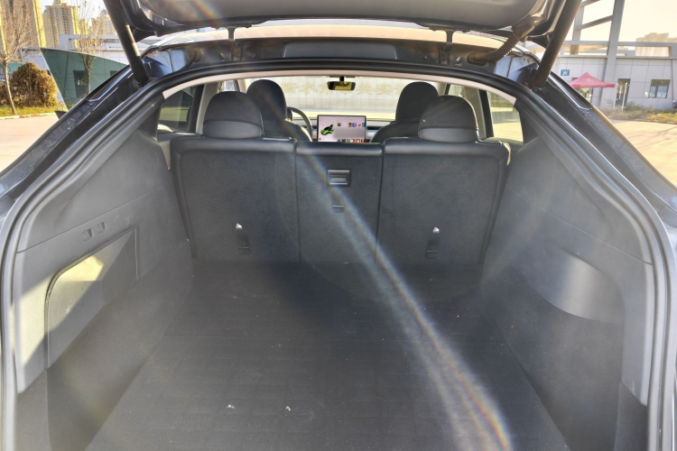 特斯拉 Model Y 2021款 长续航全轮驱动版中控内饰7004