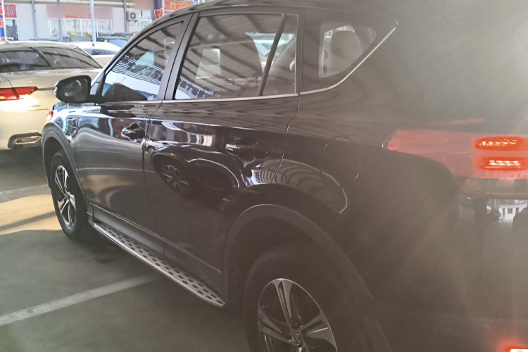 丰田 RAV4荣放 2015款 2.0L CVT两驱都市版车身外观4