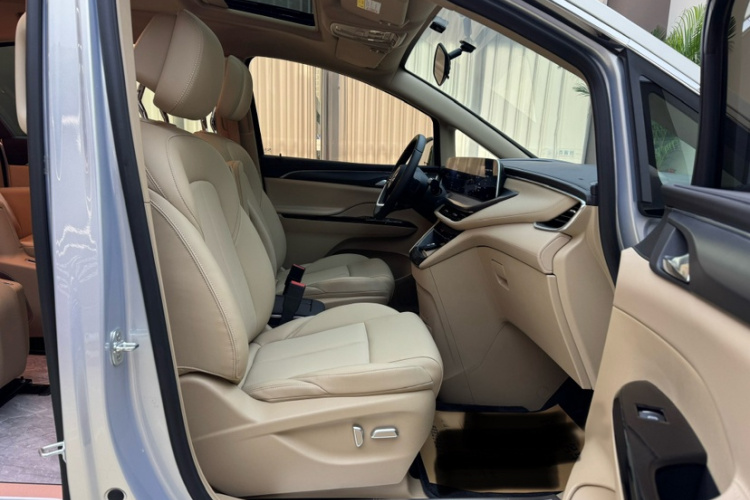 别克GL8新能源 2025款 陆尚 先享版 7座中控内饰7004