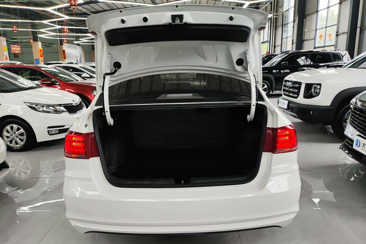 大众 桑塔纳 2021款 1.5L 手动风尚版机舱底盘23