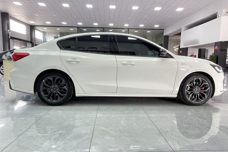 福特 福克斯 2022款 三厢 EcoBoost 180 自动ST Line车身外观6007