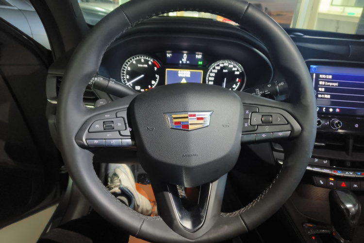 凯迪拉克CT4 2023款 28T 豪华型中控内饰13