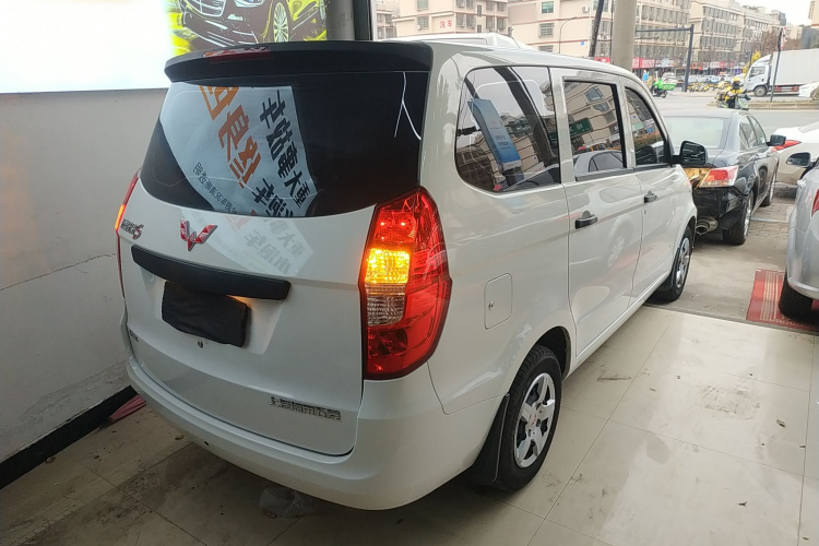 五菱汽车 五菱宏光 2018款 1.5L 经典款S基本型车身外观7