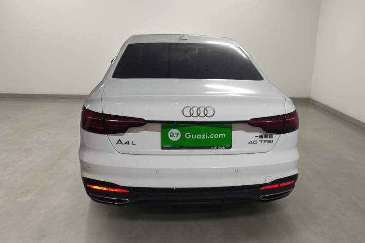 奥迪A4L 2025款 200万辆悦享版 40 TFSI 豪华动感型车身外观6