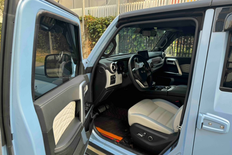 北京BJ40 2023款 2.0D 自动四驱刀锋英雄版侠客型（前后电控锁）中控内饰7002