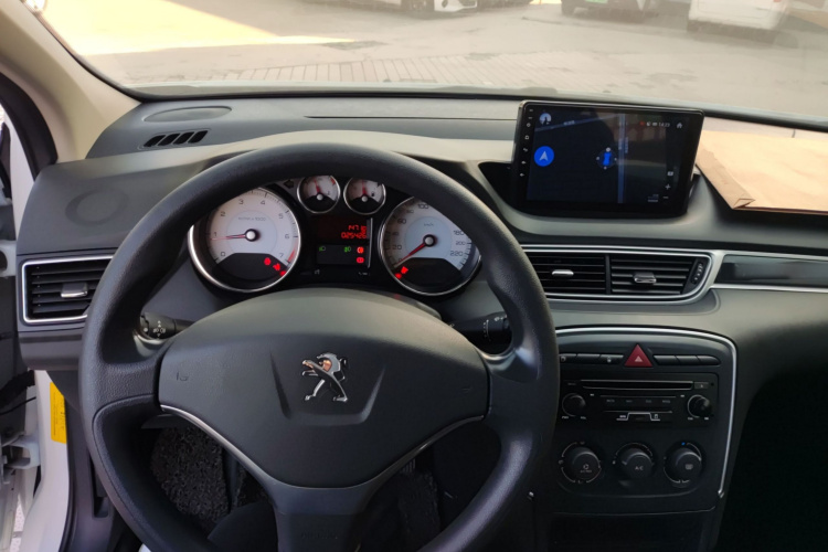 标致308 2014款 乐享版 经典 1.6L 手动优尚型中控内饰12