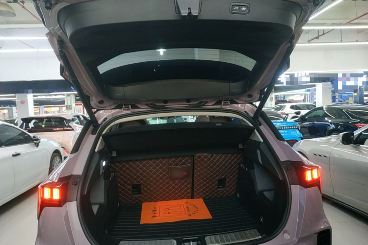 领克06 2021款 1.5T Shero粉色特别版机舱底盘23