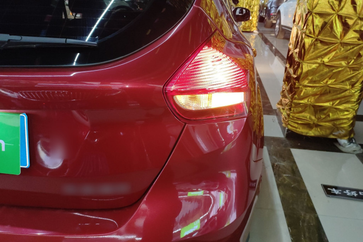 福特 福克斯 2020款 两厢经典 1.5L 自动风尚型车身外观9