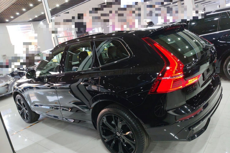 沃尔沃XC60 2025款 B5 四驱智远极夜黑版车身外观4