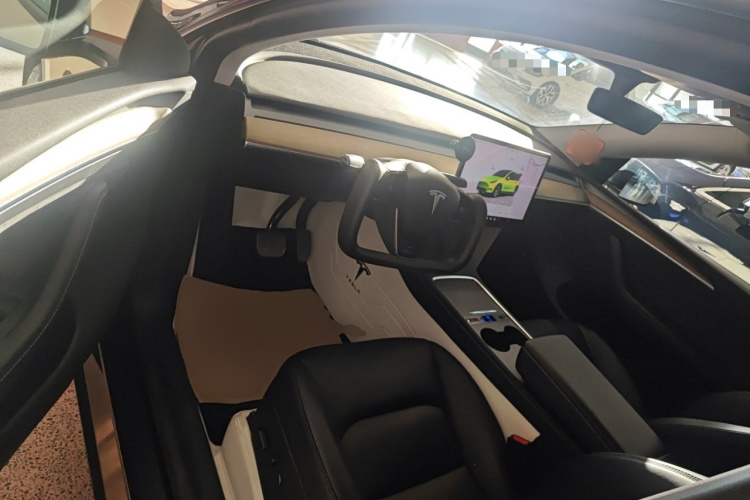 特斯拉 Model Y 2022款 改款 后轮驱动版中控内饰7003