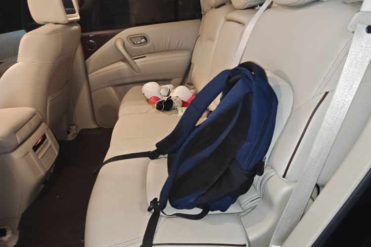 日产 途乐 2017款 5.6L 标准型中控内饰7004