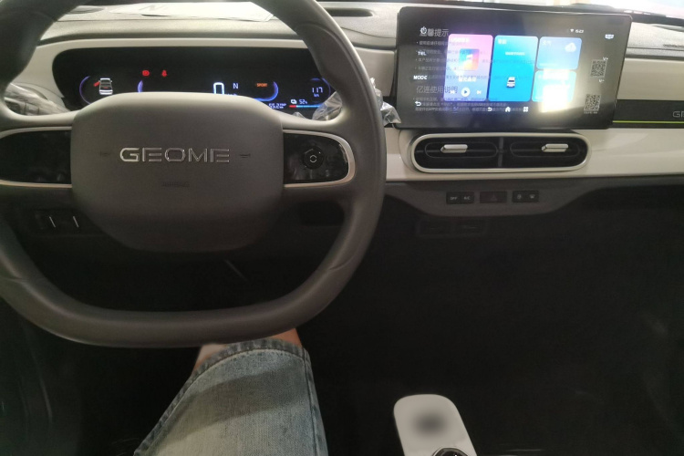 吉利汽车 2025款 210km 熊猫卡丁中控内饰7003