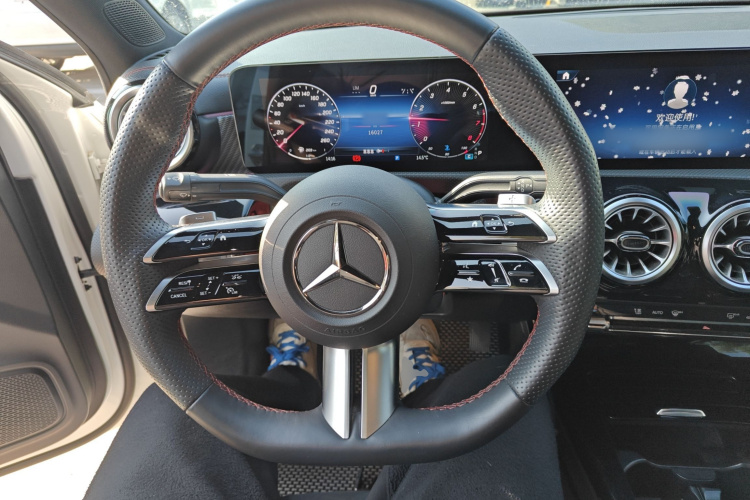 奔驰A级 2023款 A 200 L 时尚型中控内饰13
