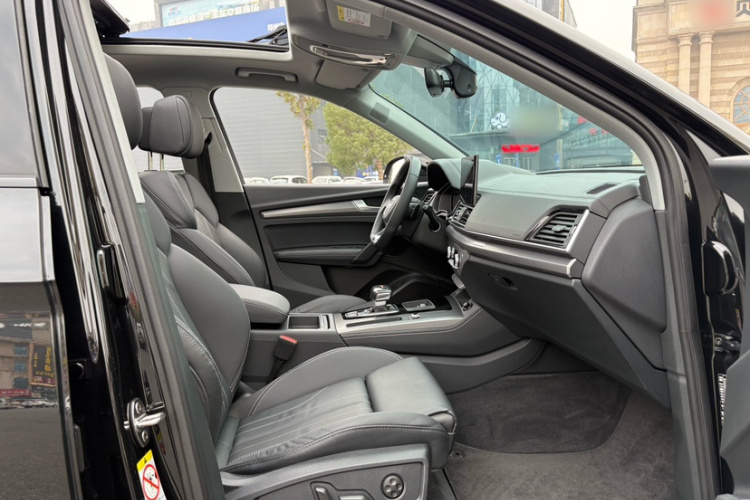 奥迪Q5L 2022款 45T 豪华动感型中控内饰7009
