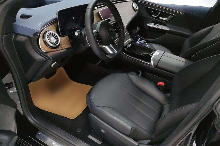 奔驰EQE 2022款 350 豪华版中控内饰19