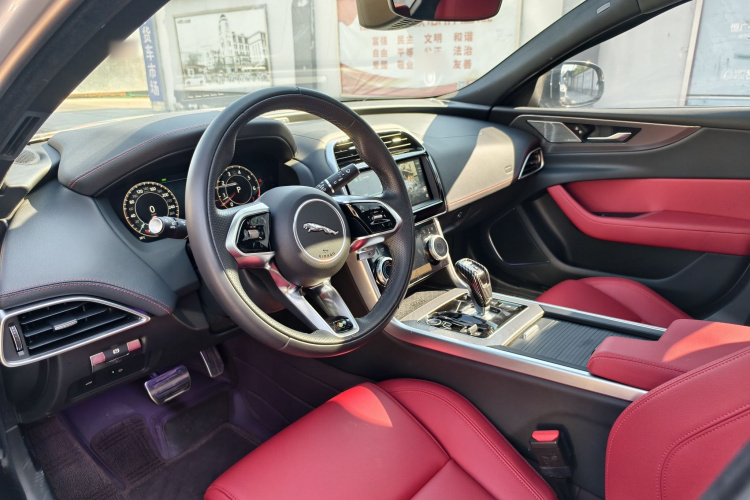 捷豹XEL 2024款 2.0T 250PS R-DYNAMIC S进取运动版中控内饰7001